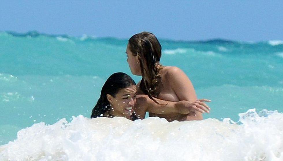 Cara Delevingne y Michelle Rodríguez en topless se prodigan besos (FOTOS)