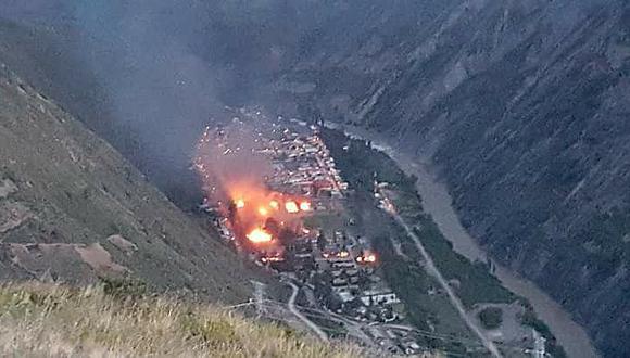 Protesta en Huancavelica: Manifestantes incendian casas y campamento (VIDEO) 