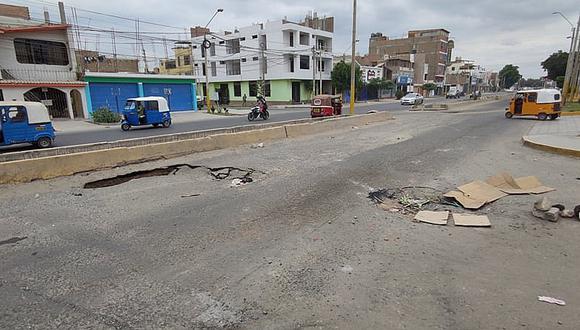 Hoyos en la avenida Tupac Amaru ponen en peligro a conductores y transeúntes