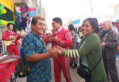 Sorprenden a joven comerciante ambulante en su cumpleaños con torta y mariachis, en Huancayo (VIDEO)