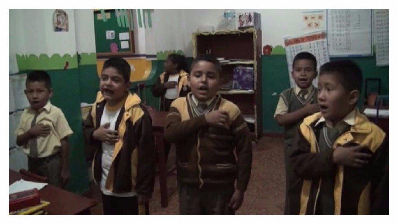Niños cantan himno nacional en quechua (VIDEO) 
