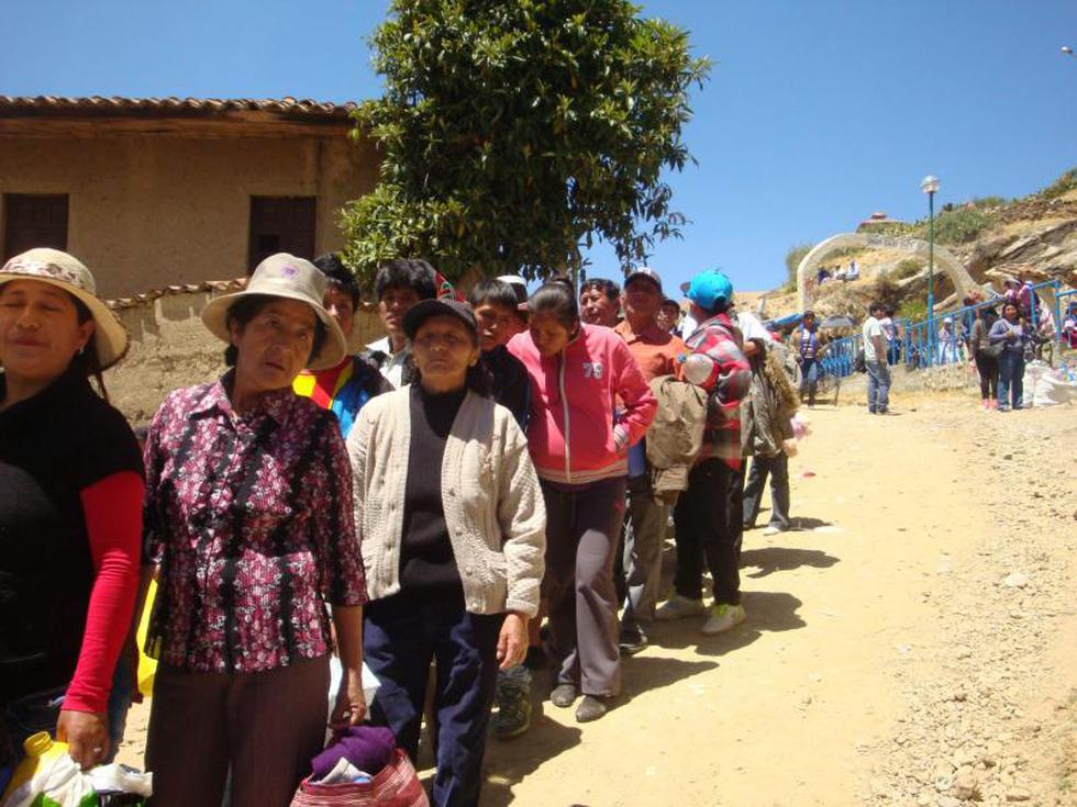 Largas colas por agua de la virgen del Cocharcas (FOTOS)