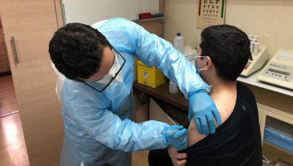 La vacunación masiva se inició el 3 de febrero pasado con las vacunas Pfizer y Sinovac, partiendo con los adultos mayores. Esta semana era el turno de jóvenes de 23 a 25 años. (MICHAEL MARTINEZ / Chilean Antarctic Institute / AFP)