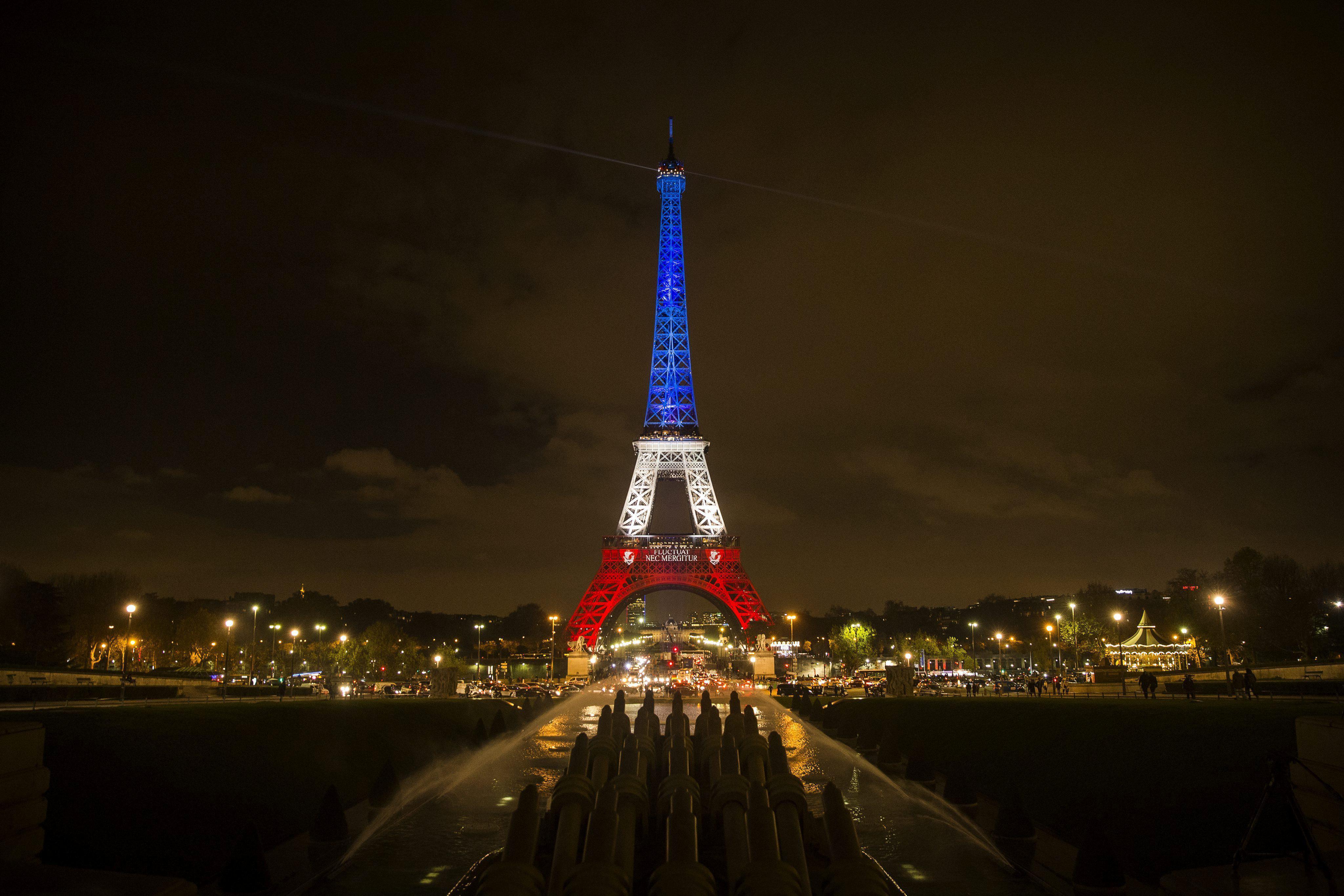 Los colores nacionales de Francia iluminarán tres días la Torre Eiffel