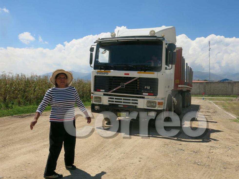 Brava mujer demuestra destreza manejando pesado trailer (VIDEO)