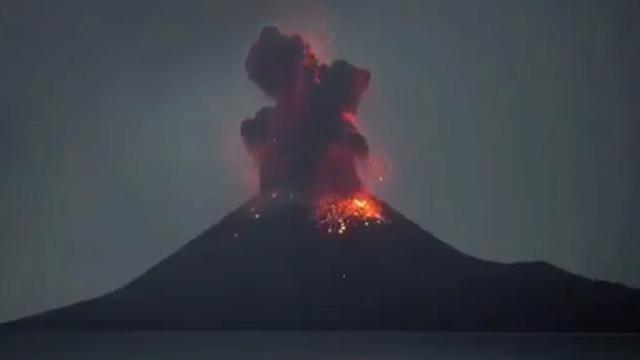 Imágenes del Centro de Vulcanología y Mitigación de Desastres Geológicos de Indonesia mostraron destellos de lava el viernes en la noche. (Captura de video).