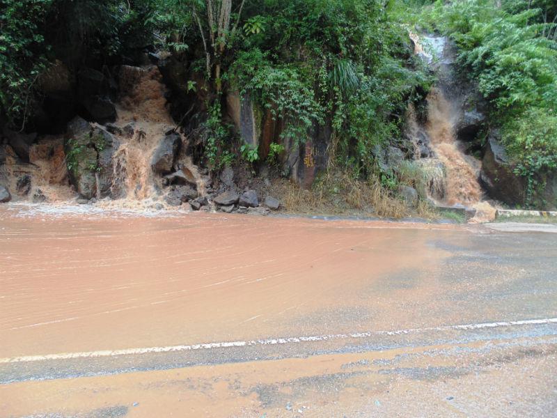 Lluvias inundan Carretera Marginal en Selva Central