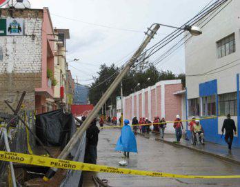Poste de electricidad a punto de caerse