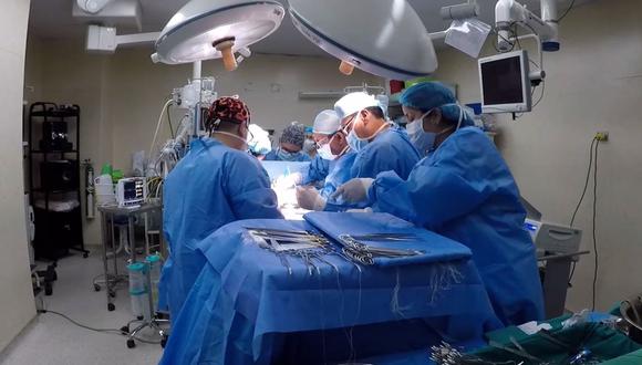 El equipo multidisciplinario del Hospital Ramiro Prialé, realizó con la ayuda de un microscopio una plastia de mielomeningocele, cirugía que logró corregir el defecto y cerró la abertura en la espalda del bebe. (Foto: EsSalud)