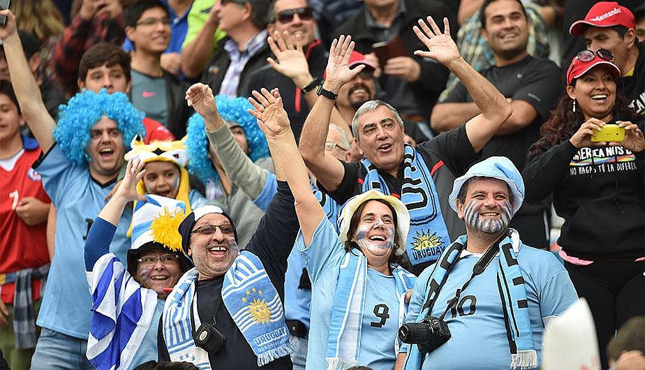 Hinchada uruguaya celebró el pase al repechaje de Perú en el Estadio Centenario (VIDEO)