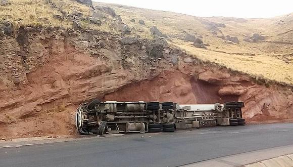 Desaguadero: camión cisterna vuelca y derrama petroleo en el río Cusilluma  