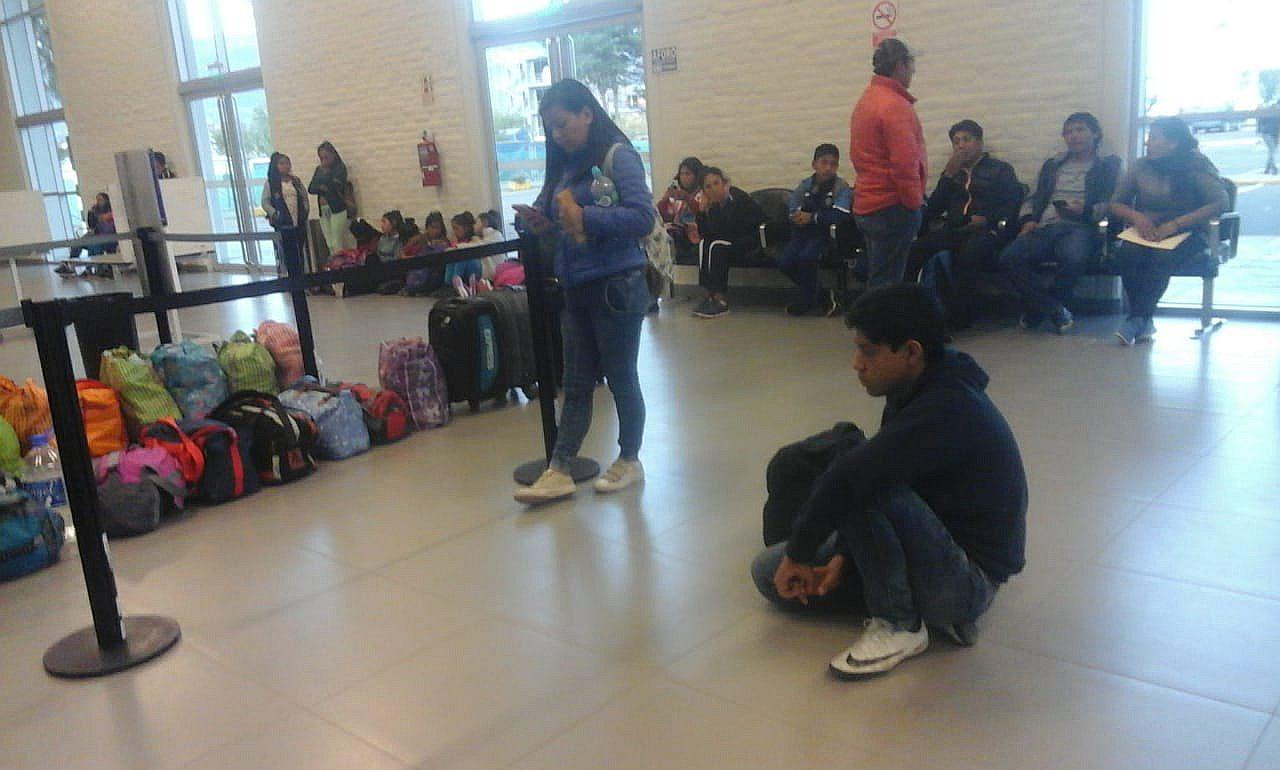 Delegación escolar de Huanta quedó abandonada en aeropuerto