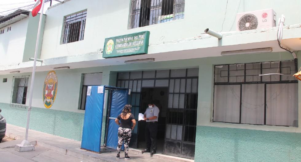 Piura: Detienen a dos policías sospechosos de COVID-19 por beber licor, en Sullana.