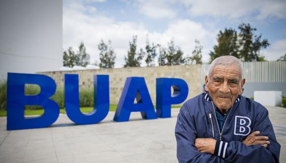 Adulto mayor estudió Ingeniería en Procesos y Gestión Industrial tras ingresar a la Benemérita Universidad Autónoma de Puebla (BUAP) a los 79 años.