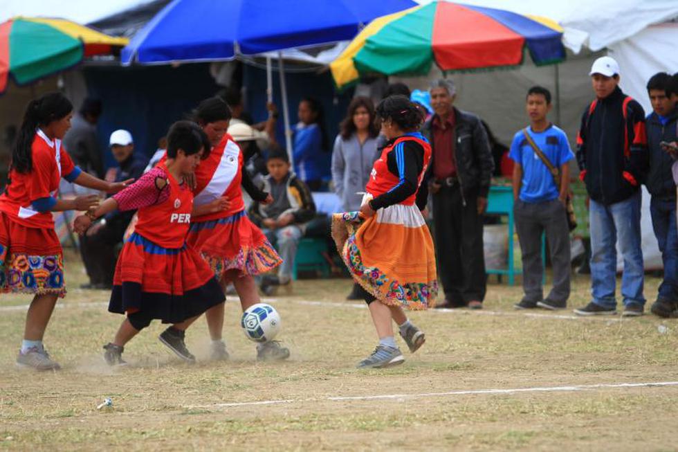 Wamblas se enfrentan en fútbol con  polleras (FOTOS)