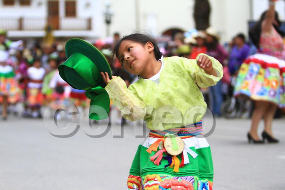 Niños "marcan" plantas en fiesta de santiago (FOTOS)