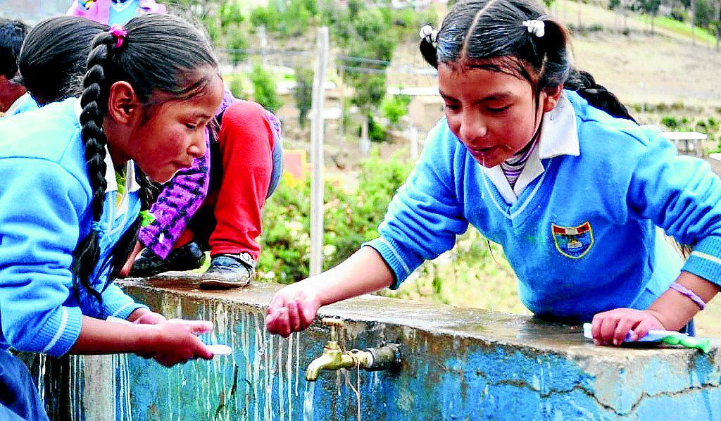 Regiones desérticas del país tienen mejor servicio de agua que Puno