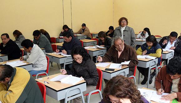 Profesores durante la evaluación docente del 13 de noviembre en el Cusco.