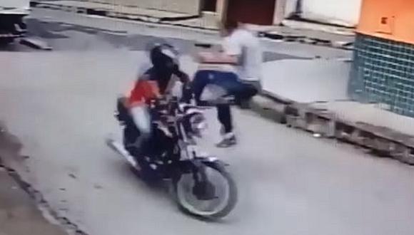 Con una patada voladora derribó a un ladrón que huía en moto (VIDEO)