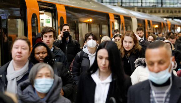 Los viajeros salen de un servicio de tren subterráneo de Transport for London (TfL) London Overground desde Walthamstow, después de llegar a la estación de Liverpool Street en Londres el 1 de marzo de 2022, durante un día de huelga en el metro de Londres servicios. (Foto de Tolga Akmen / AFP)