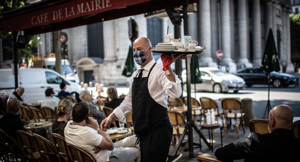 En París, donde el coronavirus sigue circulando más activamente que en el resto del país, se puede servir únicamente en las terrazas. (Martín BUREAU / AFP)