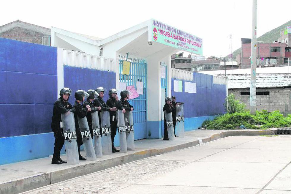 Padres toman local de centro educativo 