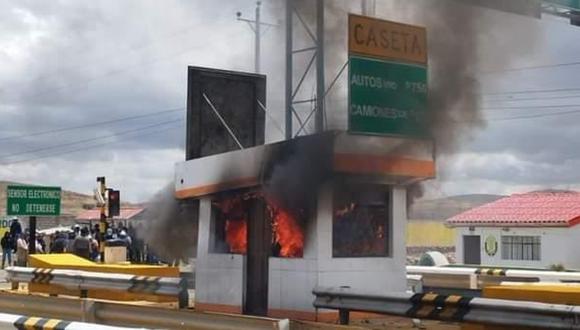 Caseta incendiada en Puno. (Foto: Facebook)