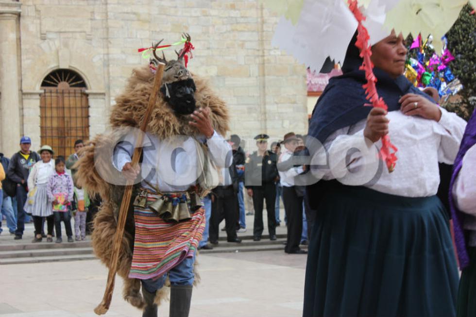 Residentes acobambinos despiden el año con chicha y zapateo