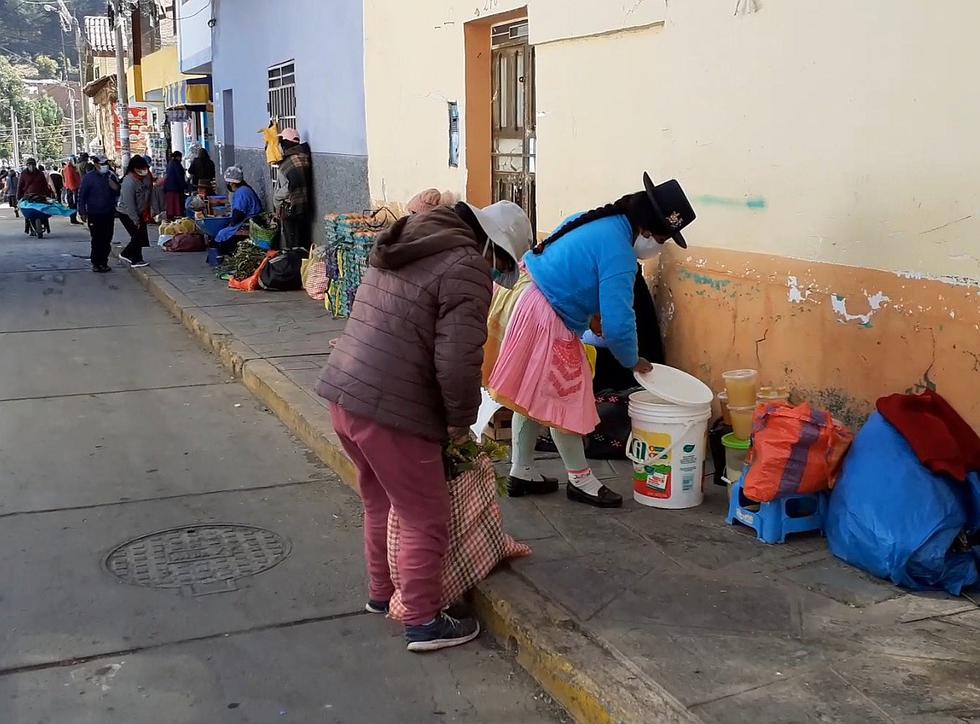 Huancavelica: Venta informal invade veredas ante la necesidad en sus casas