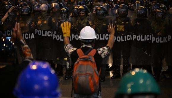 Manifestantes chocan con la policía durante una manifestación contra el gobierno de la presidenta peruana Dina Boluarte en Lima el 4 de febrero de 2023. (Foto por ERNESTO BENAVIDES / AFP)