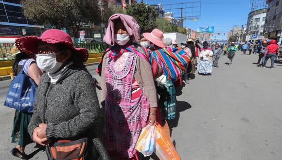 El gobierno de Bolivia anunció este jueves que el 1 de junio flexibizará la cuarentena sanitaria por la covid-19 que está en vigor desde marzo, permitiendo la circulación con límite de horario de peatones y vehículos. (EFE/ Martin Alipaz)