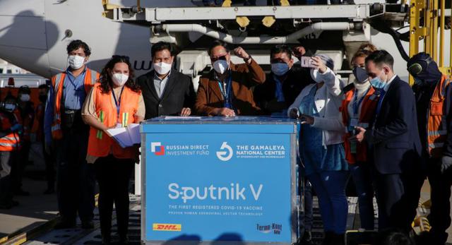 El presidente de Bolivia, Luis Arce, hace un gesto durante la llegada del primer lote de la vacuna Sputnik V COVID-19 al Aeropuerto Internacional de El Alto. (REUTERS/David Mercado).
