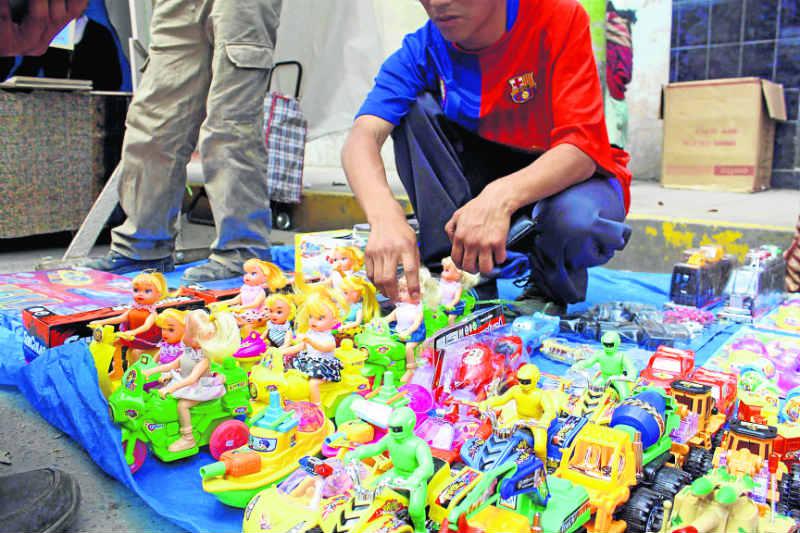 ​Por Navidad, comerciantes sacan a la venta 'juguetes de la muerte'