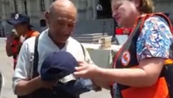 Así agradeció la esposa de PPK a anciano que llevó ayuda para damnificados [VIDEO]