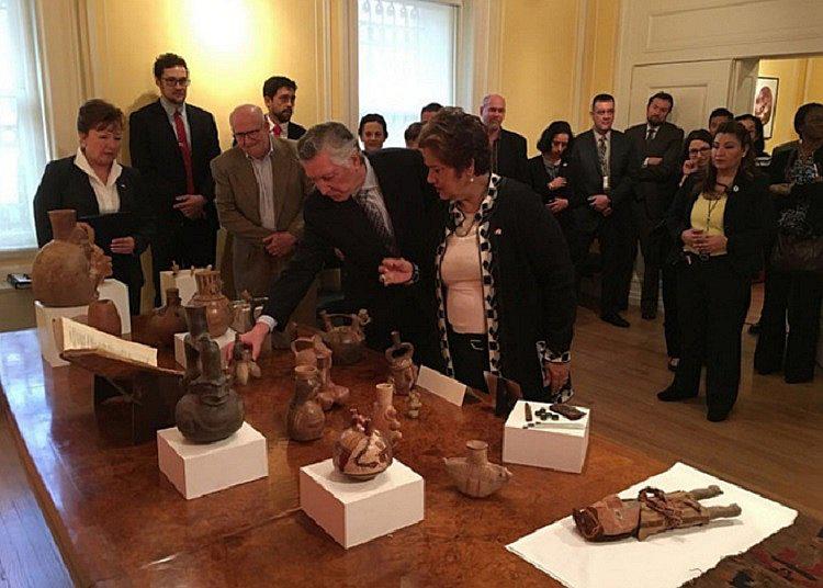 Estados Unidos devuelve más de 400 piezas culturales a Perú 