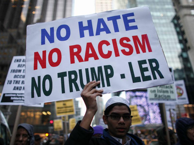 Estados Unidos: Protestan contra Donald Trump al frente de su edificio