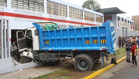 Independencia: Camión se estrella contra colegio y deja seis niños heridos (FOTOS Y VIDEO)