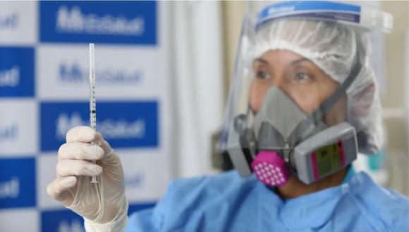 Una especialista de la salud preparando una inyección antes de aplicarla. | Foto: EsSalud.
