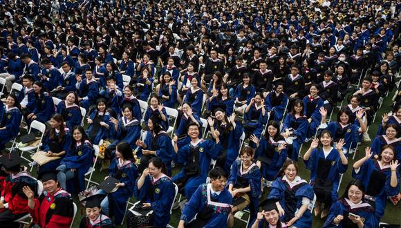 En la ceremonia se incluyó a más de 2.000 estudiantes que no pudieron asistir a la ceremonia del año pasado tras el brote de COVID-19, en la Universidad Normal de China Central en Wuhan. (Foto de STR / AFP).