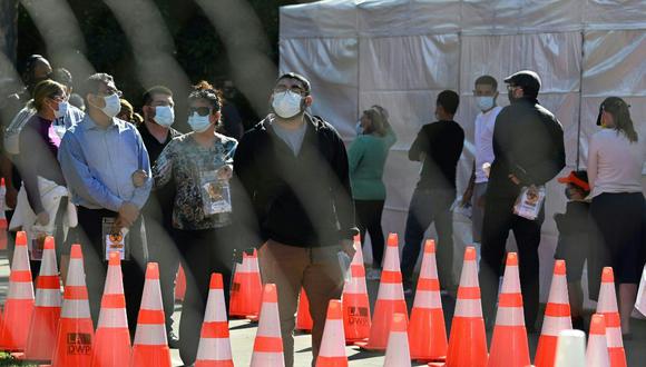En esta foto de archivo, la gente espera en largas filas para las pruebas de coronavius en un sitio de pruebas en San Fernando, California. (Robyn Beck / AFP)