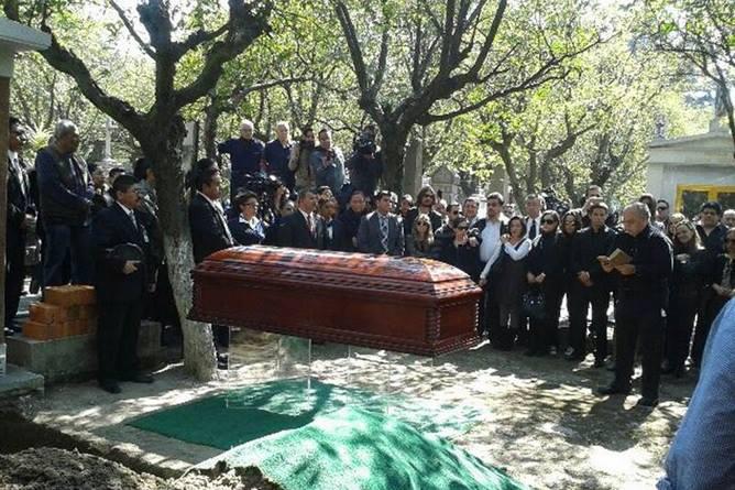 Restos de 'Chespirito' fueron enterrados 