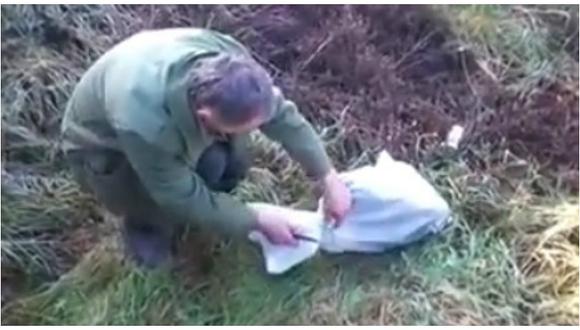 YouTube: Encontró una bolsa que se movía en un descampado y esto fue lo que halló (VIDEO)