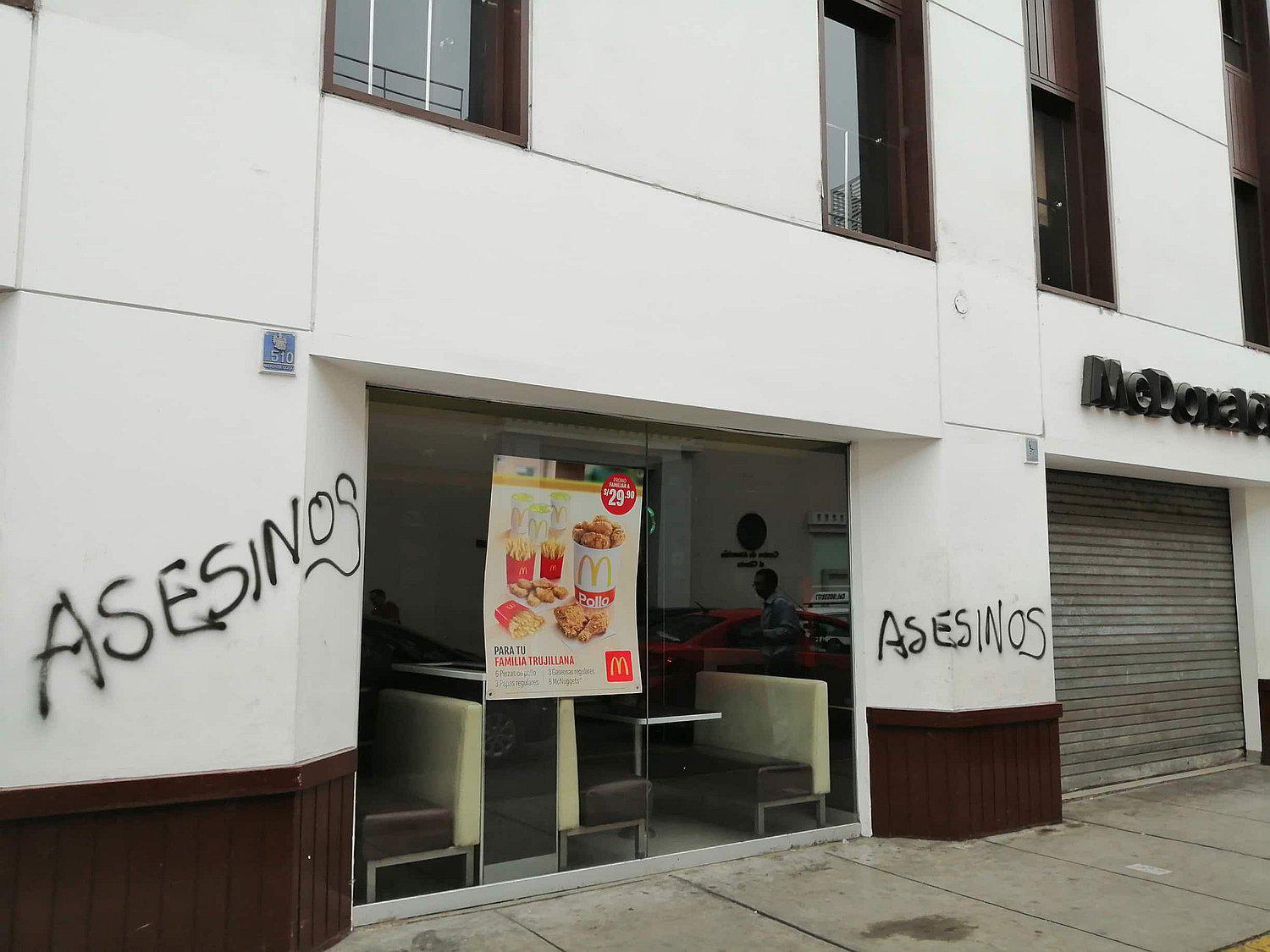 Aparecen pintas en restaurante de McDonald's en Trujillo. Foto: Jhonnatan Reyna