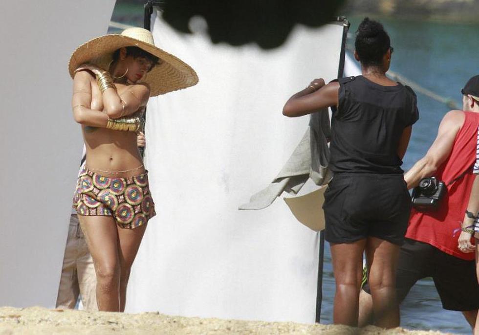 Rihanna posa en Topless para revista Vogue (FOTOS)