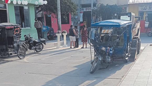 Una mujer y su hija de 5 años fueron llevados al hospital Jamo.  El mototaxista quedó detenido por manejar en aparente estado de ebriedad.