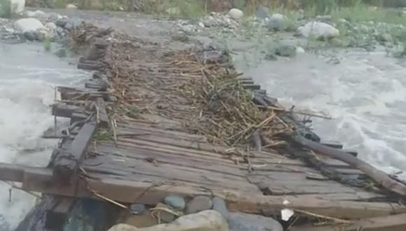 Áncash: Pobladores se arriesgan cruzando puente a punto de colapsar