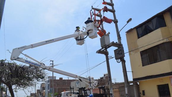 Trabajos de mantenimiento en las instalaciones eléctricas para mejorar la confiabilidad del sistema.
