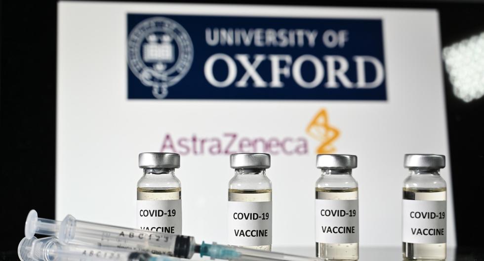 Una imagen ilustrativa muestra viales con adhesivos de vacuna COVID-19 adheridos y jeringas, con el logotipo de la Universidad de Oxford y su empresa farmacéutica británica asociada AstraZeneca. (JUSTIN TALLIS / AFP).