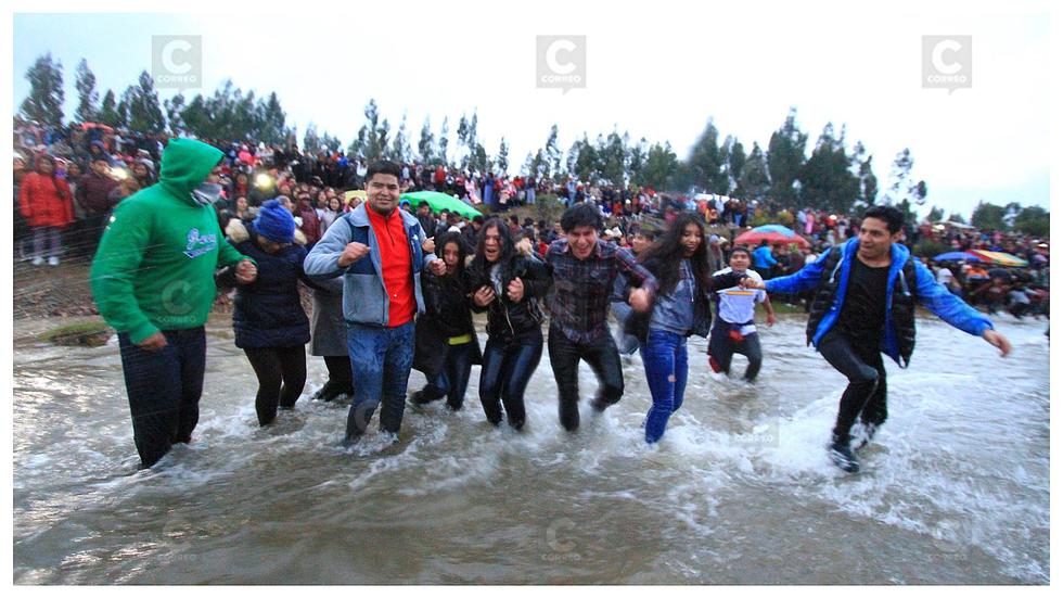 En imágenes, así se disfruta la fiesta que se festeja en medio del río (FOTOS)