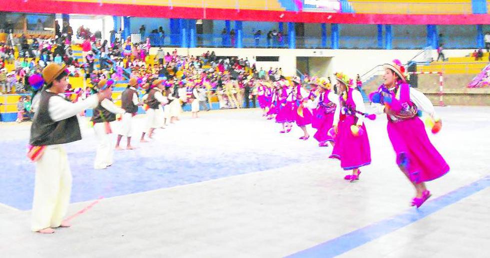 "Panchas" danzaron en alegre festival folklorico